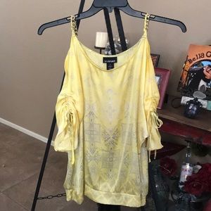 Hello Yellow blouse, perfect for date night 🎀